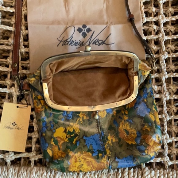 Patricia Nash - Barsby Kisslock from the Wldflower Print Colection - Picture 3 of 7